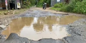 10 Tahun tak Diperbaiki, Jalan di Desa Cihanjawar Sukabumi Rusak Berat, Kades: “Semoga Sampai ke Bapak Aing”