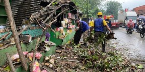 Pohon Tumbang Timpa Warung-Mobil-Sepeda Motor di Cibadak Sukabumi, Seluruh Korban Selamat