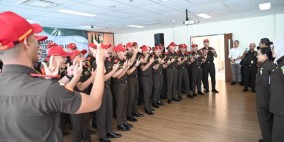Kunjungi Kejari Kota Bekasi dan Kabupaten Bekasi, Kajati Jabar Bantu Pegawai Honor dan Petugas Kebersihan