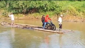 Jembatan Putus Sejak 4 Desember 2024, Warga Seberangi Sungai Cikaso Sukabumi dengan Rakit Bambu
