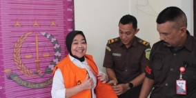 Jadi Tersangka Korupsi Dana Desa, Kades Cikujang Sukabumi Tebar Tawa di Kantor Kejari