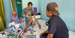 Disabilitas Perajin Bola di Nagrak Sukabumi: “Tidak Ada Beras, Saya dan Emak Sering Hanya Minum dan Puasa”
