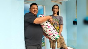 Viral di Media Sosial, Difabel Perajin Bola di Nagrak Mendapat Donasi Ketua DPRD Kabupaten Sukabumi