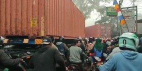 Truk Kontainer Tersangkut Pohon Mahoni, Lalulintas Pertigaan Angkrong Sukabumi Lumpuh Total Rabu Pagi