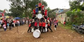 Teladan Perayaan 17-an Warga Kampung Dalima Sukabumi: Drumband di Lapangan, Tidak Ganggu Pengguna Jalan
