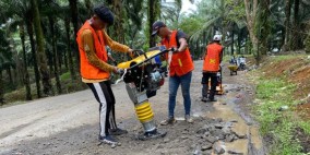 Jalan Cikidang-Kalapanunggal-Kabandungan di Sukabumi Rusak Parah, Warga Perbaiki tanpa Bantuan Pemerintah