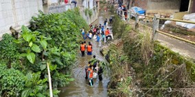 Peringati HUT PMI ke-80 dan World Clean-up Day 2025, Relawan KSR dan PMR Bersihkan Sungai Cibolang Sukabumi
