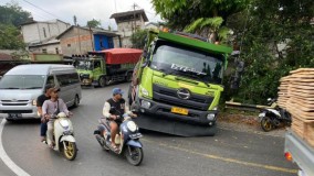 Bermuatan 32 Ton Semen SCG, Truk Tergelincir di Jalan Cibadak-Cikembar