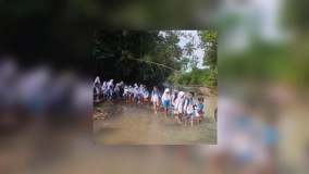 Jembatan Tegaldatar Sukabumi Tak Juga Diperbaiki, Siswa-Siswi Tempuh Bahaya: Jalan Kaki di Sungai Cikaso