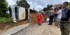 Diduga Rem Blong, Truk Bermuatan Tanah Terguling di Jalan Alternatif Nagrak-Cibadak Sukabumi