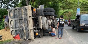 As Pully Patah saat Lintasi Jalan Rusak, Truk Tronton Bermuatan Batu Terguling di Cikembar Sukabumi