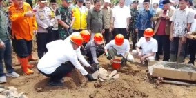 Pulihkan Dampak Bencana 27 Oktober 2025, Menko PM Letakkan Batu Pertama Hunian Relokasi di Cisolok Sukabumi