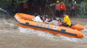 Jembatan Putus dan Jalan Longsor, Aktivitas Warga 4 Kampung di Simpenan Sukabumi Harus Dibantu Perahu Karet