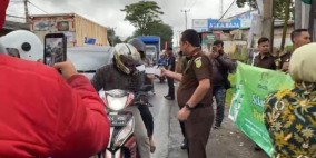 Jelang Buka Puasa, Kejari Kabupaten Sukabumi Berikan Takjil ke Pengguna Jalan, Kajari: “Kita Bagi-Bagi Rezeki”