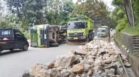 Kata Sopir: “Remnya Ngebanggel”, Truk Terbalik di Lokasi Jalan Rusak Jampangtengah Sukabumi