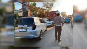 Lalulintas Tengah Padat Saat Jam Pulang Karyawan Pabrik, Truk Tabrak 1 Sepeda Motor dan 3 Mobil di Cibadak Sukabumi