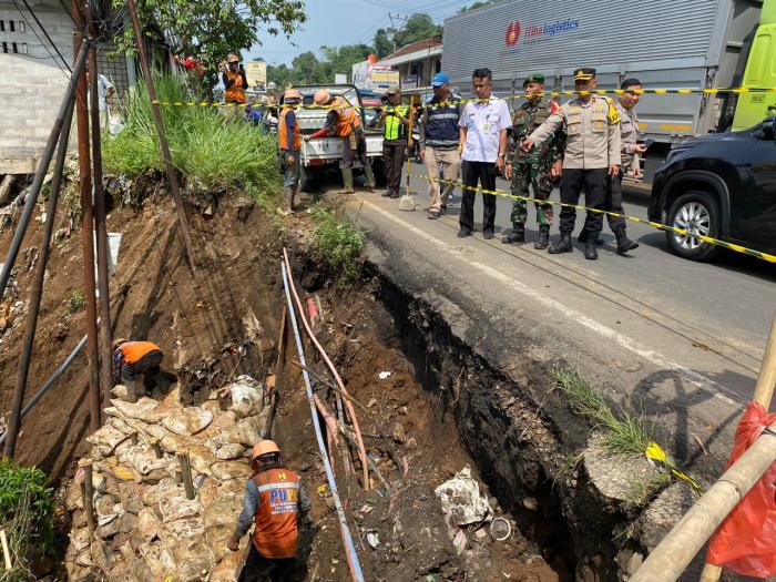 Hujan Deras Sejak Sore Hingga Malam, Bahu Jalan Nasional di Parungkuda Sukabumi Amblas