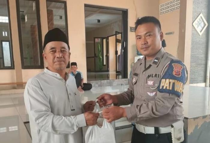 Program Jumat Berbagi Polres Sukabumi Kota: Bagikan 100 Nasi Kotak di Masjid Al Ikhlas Sukabumi