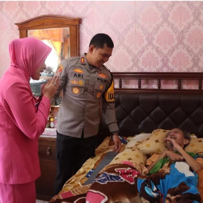 Anjangsana Jelang Hari Bhayangkara ke-78, Polres Sukabumi Kota Berikan Bansos dan Tali Asih