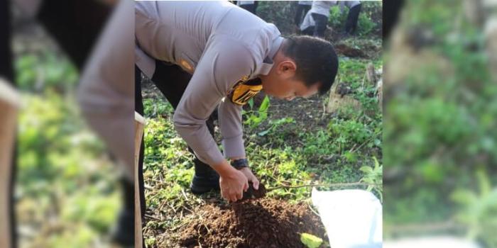 Sambut Hari Bhayangkara ke-78, Polres Sukabumi Kota Tanam Serentak 1.100 Bibit Pohon