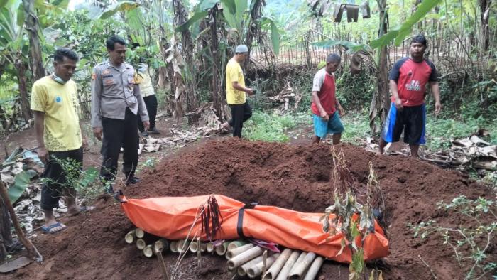Tiga Hari Tak Dicari Keluarga, Mayat Lelaki Tanpa Identitas Dimakamkan di Belakang RSUD Sekarwangi Sukabumi