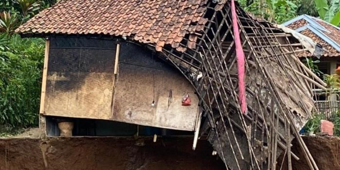 Hujan Intensitas Tinggi, 1 Rumah Warga Rusak Berat Terseret Longsor di Nagrak Sukabumi