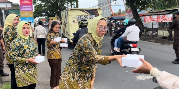 Kejari Kabupaten Sukabumi Bagikan Ratusan Takjil Buka Puasa, Warga: “Terima Kasih Pak Jaksa dan Ibu Jaksa”