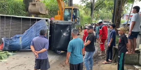 Diduga Rem Blong Saat Lintasi Jalan Berlubang, Mobil Bermuatan Jambu Merah Terbalik di Nagrak Sukabumi