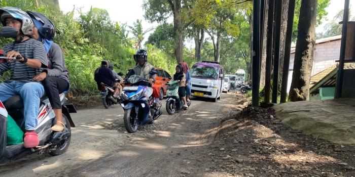 Sepekan Jelang Lebaran, Kerusakan Jalan Pamuruyan-Nagrak Sukabumi Akibatkan Banyak Kendaraan Kecelakaan