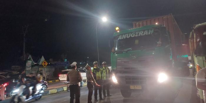 Jelang Idul Fitri, Polres Sukabumi Larang Kendaraan Sumbu 3 Masuk Tol Bocimi, Ini Foto-fotonya