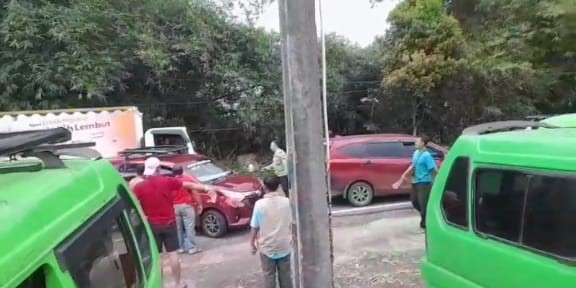 Sepi Penumpang Akibat Kalah Saing, Sopir Angkot Sweeping Travel Gelap dan Mobil Pick-up di Cibadak Sukabumi