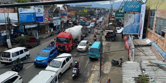 3 Hari Jelang Idul Fitri, Arus Lalulintas Padat Merayap Terlihat di Jalan Raya Bogor-Sukabumi