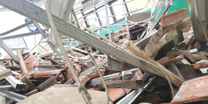 Hujan Deras Akhir Pekan Jelang Lebaran, Atap 2 Kelas SDN Nyenang Sukabumi Ambruk