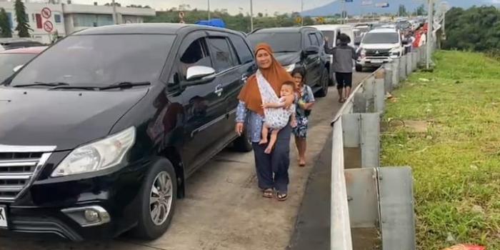 Terjebak Macet Berjam-Jam Menuju Sukabumi, Penumpang Mobil Pilih Jalan Kaki ke Luar Tol Bocimi