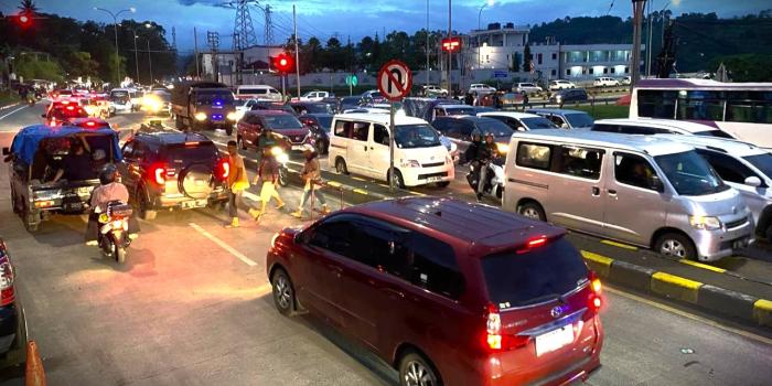 Lebaran ke-3 Malam di Tol Bocimi: Kendaraan Masih Padat Merayap Menuju Sukabumi, Ini Foto-fotonya