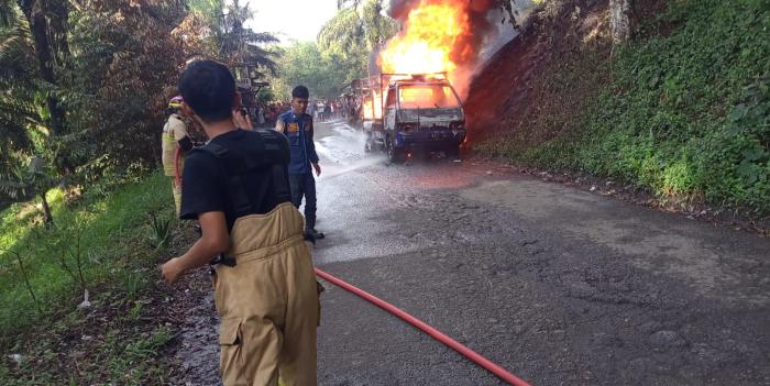 Diduga Korsleting Listrik, Mobil Pembawa BBM Terbakar di Jalan Kalapa Nunggal Sukabumi