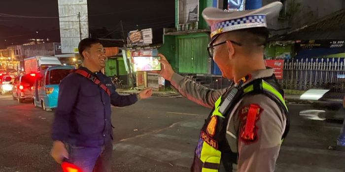 Coba Rasakan Atur Lalulintas di Simpang Ratu Cibadak Sukabumi, Jurnalis: “Jadi Polisi Luar Biasa”
