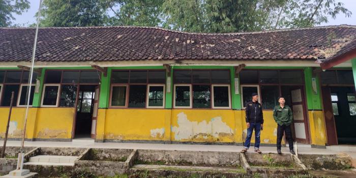 Bangunan 3 Kelas Nyaris Ambruk, Puluhan Murid SDN Gunungbatu Sukabumi Belajar di Mushola dan Perpustakaan
