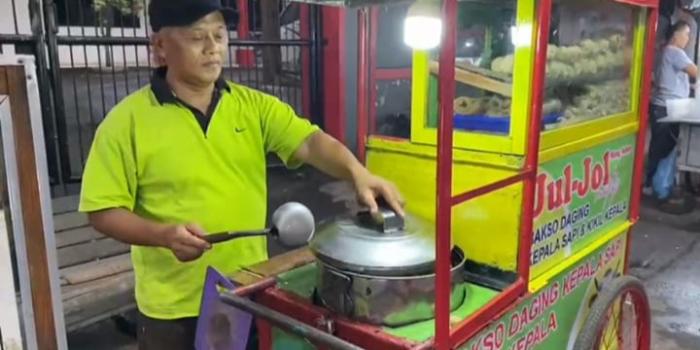 Diserbu Pembeli, Ada Bonus bagi Penikmat “Bakso Daging Kepala Sapi Mang Sobur” di Cibadak Sukabumi