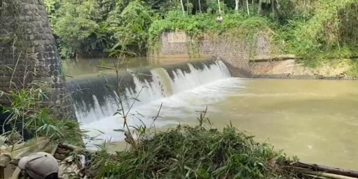 Tertimbun Proyek Tol Bocimi, Ini Foto-Foto saat Irigasi Bendungan Cikolawing Dinormalisasi melalui Kerja Bakti