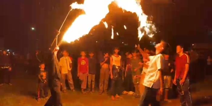 Sambut Tahun Baru Islam 1447 H, Warga Cibadak Sukabumi Gelar Pawai Obor dan Atraksi Sembur Api