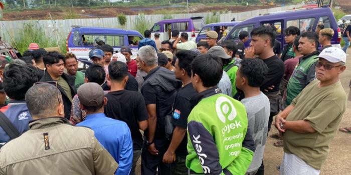 Tuntut Pembatasan Waktu Operasi Truk Proyek Tol Bocimi, Sopir Angkot Blokir Jalan Nagrak-Cibadak Sukabumi