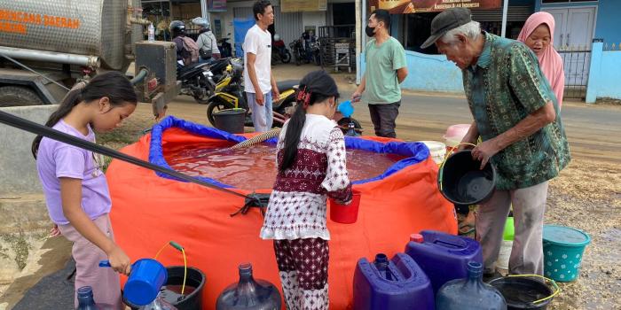 Sumur Mengering, Warga Kampung Legok Picung Dikirim Air Bersih oleh BPBD Kabupaten Sukabumi