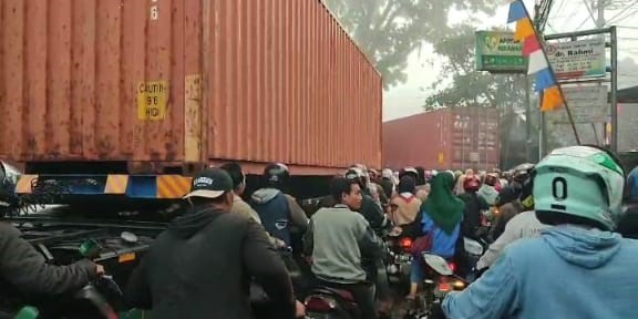 Truk Kontainer Tersangkut Pohon Mahoni, Lalulintas Pertigaan Angkrong Sukabumi Lumpuh Total Rabu Pagi