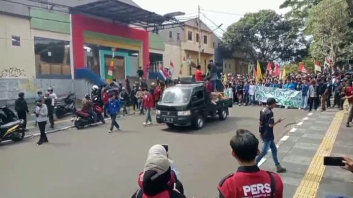 Demo Mahasiswa di DPRD Kota Sukabumi Berujung Ricuh Senin Sore, Berikut Foto-fotonya