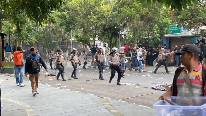 Dipicu Ulah OTK, Unjuk Rasa Mahasiswa di Gedung DPRD Kota Sukabumi Berujung Ricuh