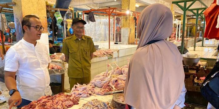 Harga Ayam Potong di Pasar Cibadak Sukabumi Sudah Melebihi Lebaran, Pedagang: “Kemungkinan Karena MBG”