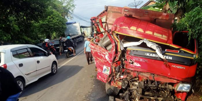 Tabrakan 2 Truk di Cikembar Sukabumi: 2 Pengemudi Luka Ringan, Kerugian Capai Rp 30 Juta