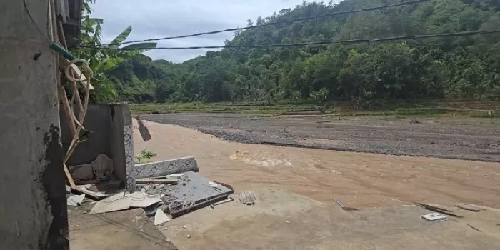 Arus Sungai Cidadap Gerus Tebing, Sawah-Kebun-Rumah Warga Simpenan Sukabumi Kini Kian Dekat Bibir Sungai