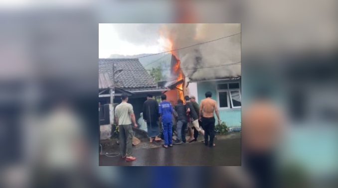 Hidupkan Sepeda Motor Dalam Kamar saat Cuaca Mendung, Rumah di Kabandungan Sukabumi Dimangsa Api